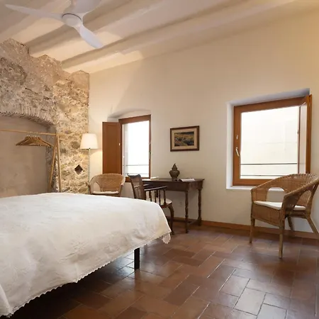 Lets Holidays House Close To The Castle بيت للعطل